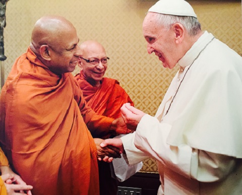 Venerable Dhammasiri Thera meets Pope Francis